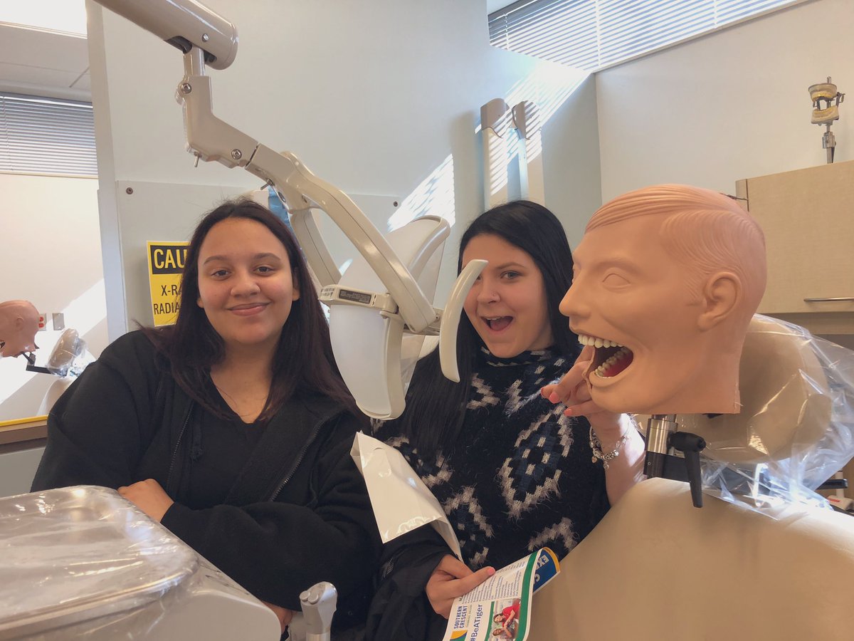 LGHS_HCS_SR's tweet photo. Learning about dental care in the dental suite at Southern Crescent Tech!   @HenryCountyBOE @LGHS_HCS https://t.co/2ycEjnLe87