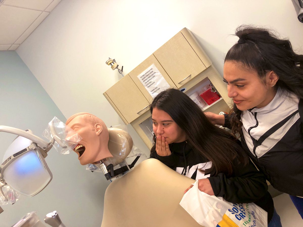 LGHS_HCS_SR's tweet photo. Learning about dental care in the dental suite at Southern Crescent Tech!   @HenryCountyBOE @LGHS_HCS https://t.co/2ycEjnLe87