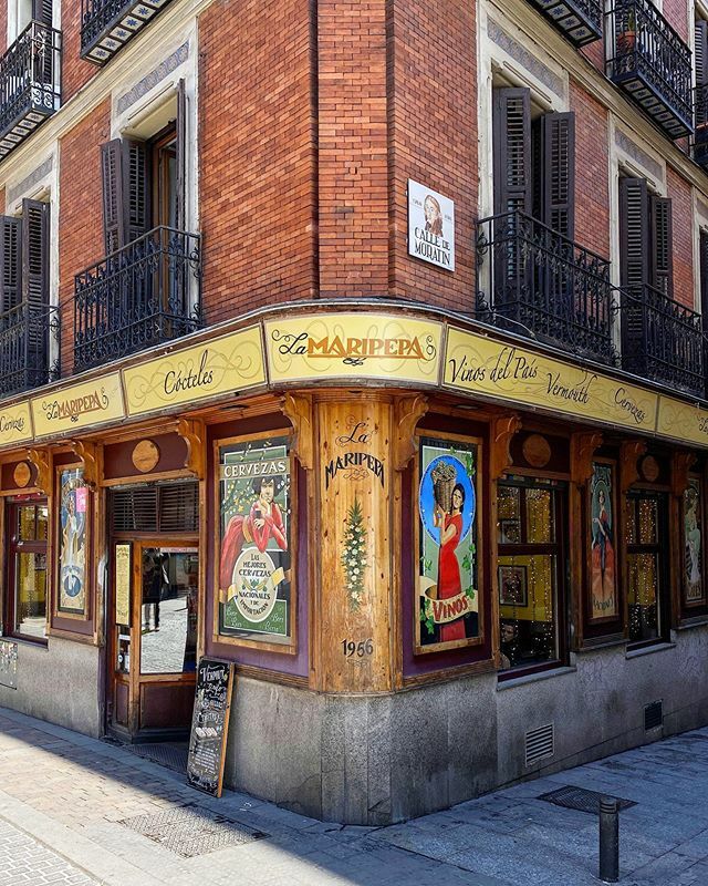 ¡Viva la Maripepa y sus gallos! 🐓

Que la fachada de madera de bar antiguo no te engañe. Cada vez que se abre una de sus puertas se escapa algún que otro gallo...
⠀⠀⠀
Aquí dentro  puedes dar rienda suelta a tus cuerdas vocales porque tiene un karaoke… ift.tt/2TpRVqc