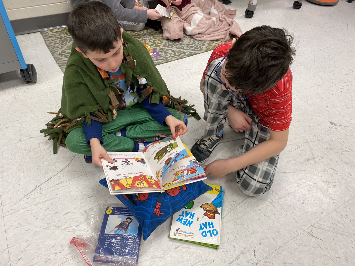 MrsAmyHoff's tweet photo. We love reading with our first grade buddies!! #theMESway https://t.co/dZNYO6GfdU