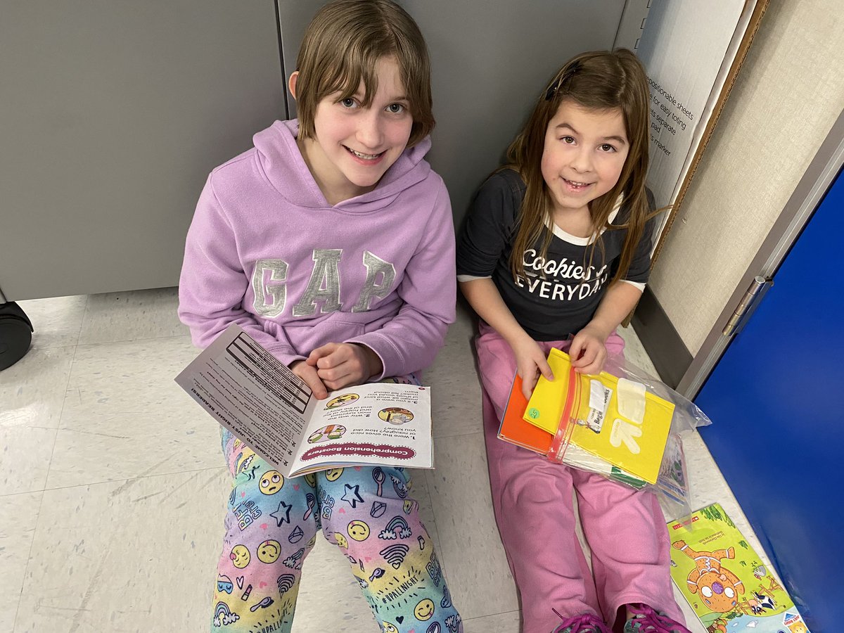 MrsAmyHoff's tweet photo. We love reading with our first grade buddies!! #theMESway https://t.co/dZNYO6GfdU