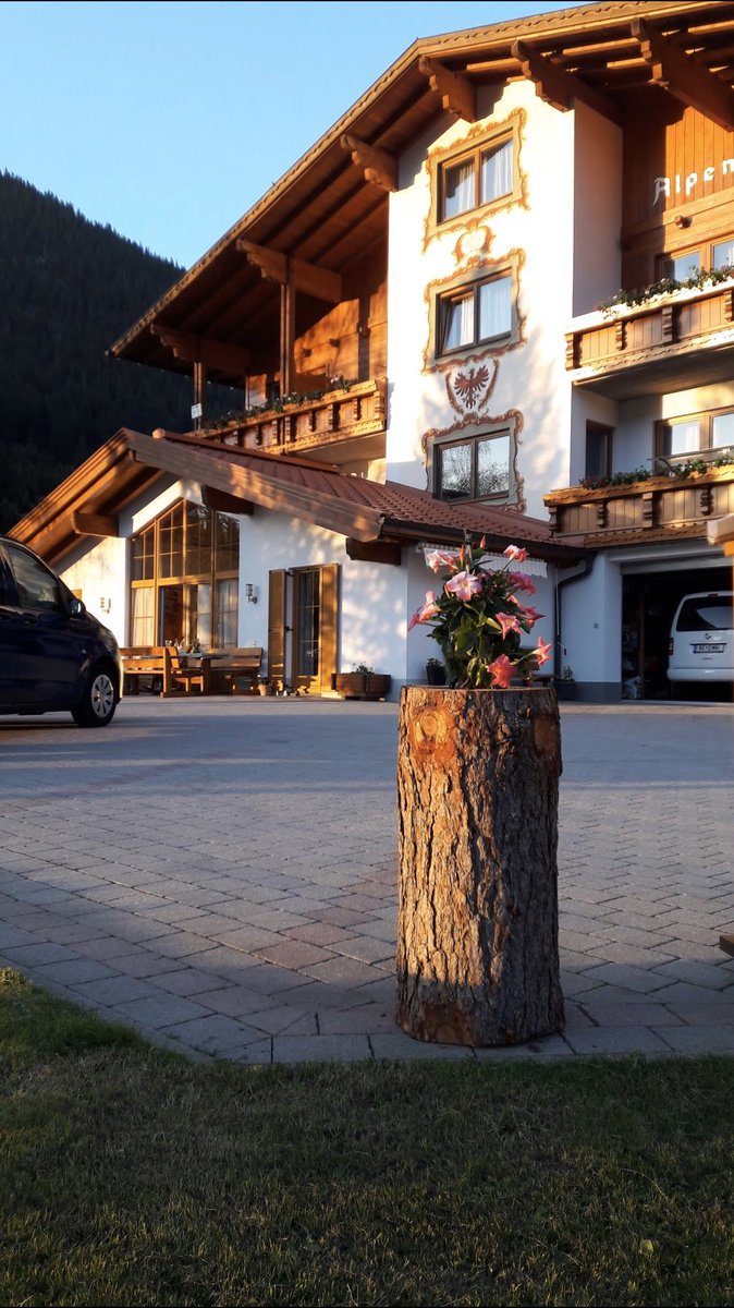 n7_40's tweet photo. جمال شقه Gästehaus Alpenblick في قرية berwang #النمسا🇦🇹
@alazmi1967 
@EuropeanHart 
@tourist_exp 
 يبعد عن قارمش50كيلو  في مكان مرتفع واطلالته خياليه وفيه العاب اطفال واسعاره رائعة
#أبو_إيلا https://t.co/RC44M2rm3Z