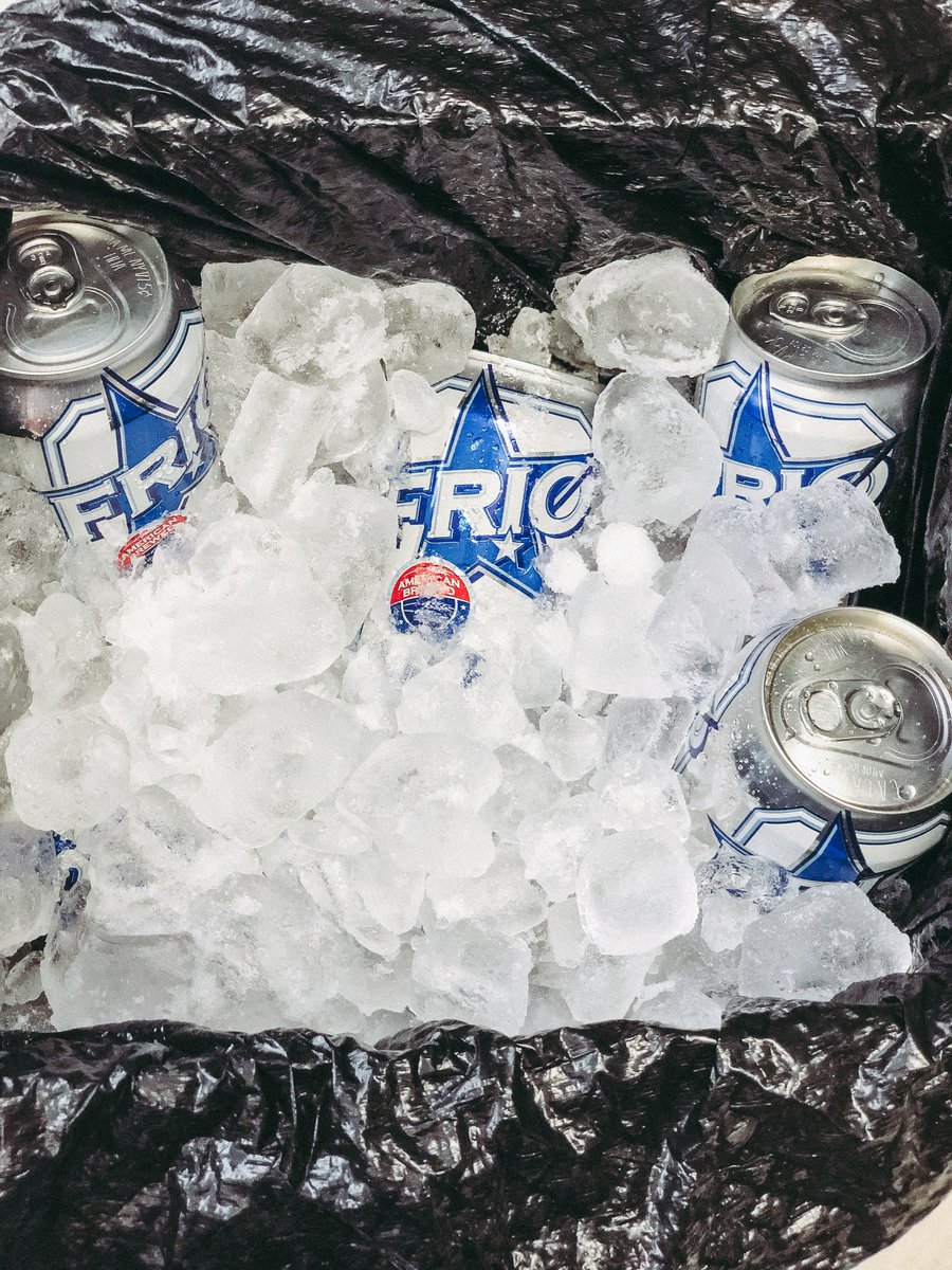 enjoyfrio's tweet photo. Headed out for the weekend but have no cooler? No problem 🤠 Just line a trash bag inside an empty 30-pack & fill ‘er up with ice & beer! Drop an emoji if you’re going to try this 👇
#FrioHackFriday #genius #yourewelcome #friolight https://t.co/9H3MT7Vt3n