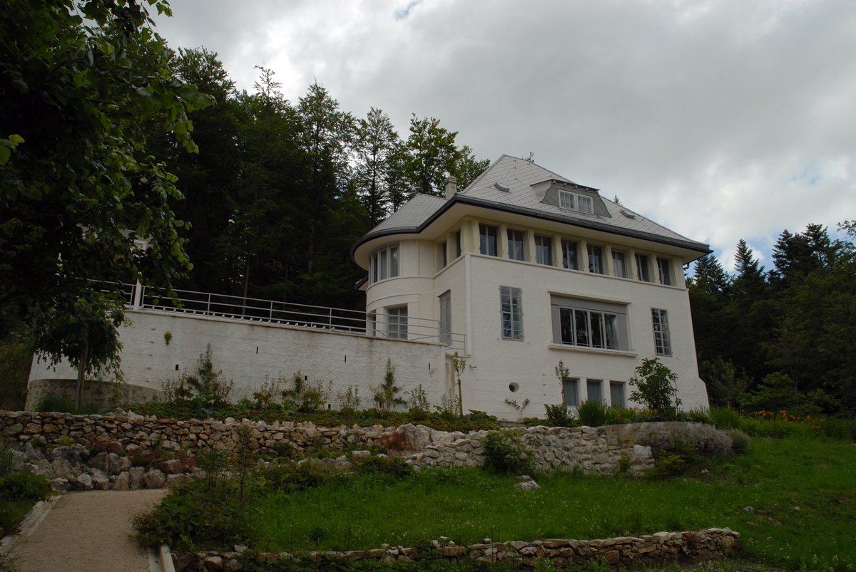 HansPeterRol's tweet photo. #Corbu created the #house for his #family. The #building is #incredible. 22-07-2007.

#LeCorbusier #architect #architecture #greatarchitecture #Switzerland #LaMaisonBlanche #LaChauxdeFonds #Unesco #worldheritagelist #architecturephotography 
#VillaJeanneretPerret #neoclassicstyle https://t.co/Aiia5e9d1Y