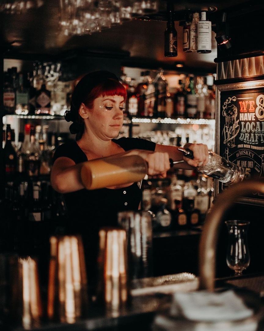 The drinks speak for themselves, but live music every single night at @BourbonOBar is a great plus too. 🎶 #BourbonOrleansHotel #JCollection