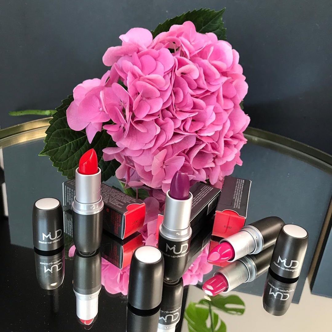 Non-drying ✔️
Long-lasting ✔️
Luxurious ✔️
Our pro-favorite Satin Lipsticks have everything you need for chic, durable spring styles! mudshop.com/collections/li…