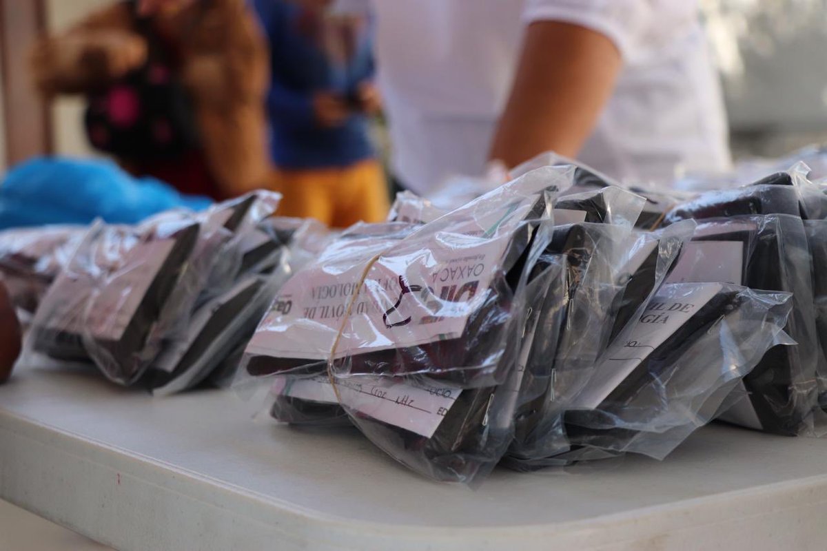 SantaLuciaDIF's tweet photo. Para brindar atención a personas con problemas visuales y mejorar su calidad de vida, el @SantaLuciaDIF hizo entrega de 74 pares de lentes graduados sin costo alguno. #SiempreCercaDeTi https://t.co/TGUMhE7KXM
