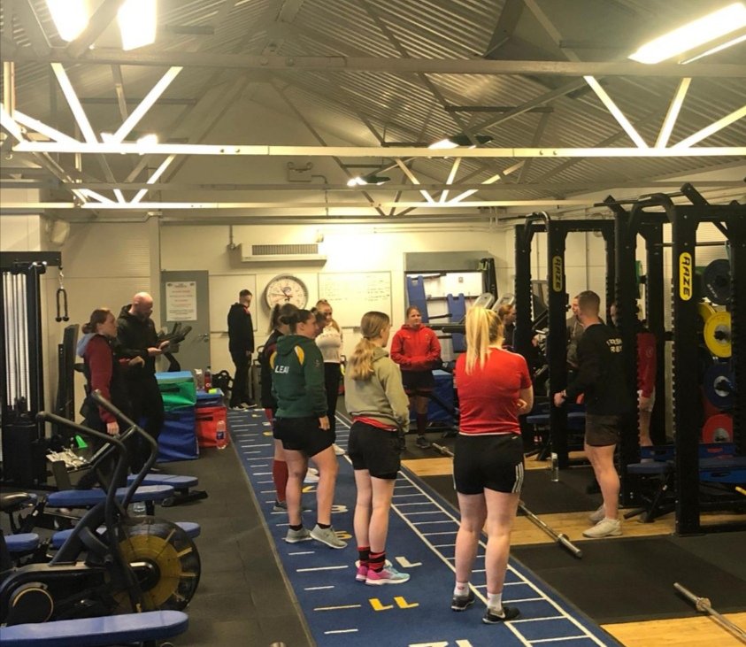 ArmyRugbyLeague's tweet photo. A great trip to @leedsrhinos today for ARL Women. It was fantastic to have such legends give up their time to talk to them and pass on some hints and tips in the impressive training facilities 🦏🏉 @ArmySportASCB @seriousaboutrl @cj_lass1 @WarrenBroadley @RugbyAM @Forty20magazine https://t.co/qKAet8DFml