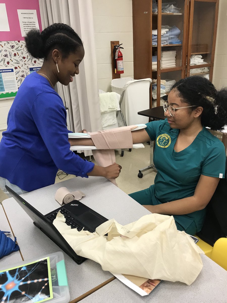 pfaoems's tweet photo. There is some great First Aid going on by the AOEMS students at PFHS! https://t.co/tga3KuFVTS