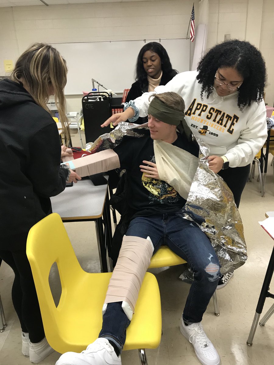 pfaoems's tweet photo. There is some great First Aid going on by the AOEMS students at PFHS! https://t.co/tga3KuFVTS