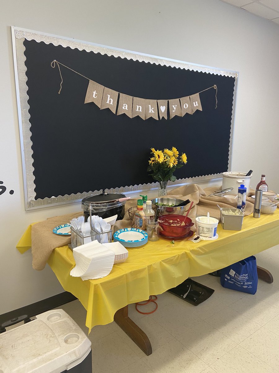 brandon_evans2's tweet photo. @KnoxWileyMSPTA is the best! Baked Potato lunch for the entire staff! Based off last pic it wasn’t any good! #ourptaisthebest. #thisisWMS https://t.co/IY7kZjG45T