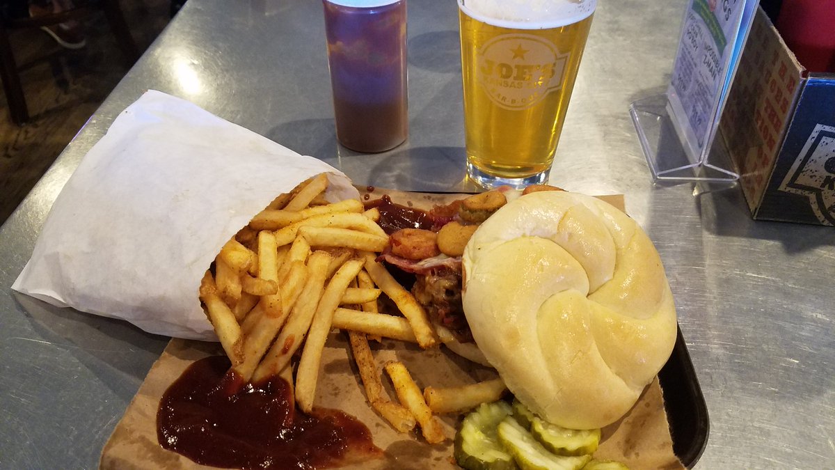 wags98's tweet photo. great start to #LeapDay #birthdayweekend with 1/2 day of work completed, now at @joeskc having a #RocketPig & fries & a @Boulevard_Beer #Tank7 https://t.co/Aki5yrafRl