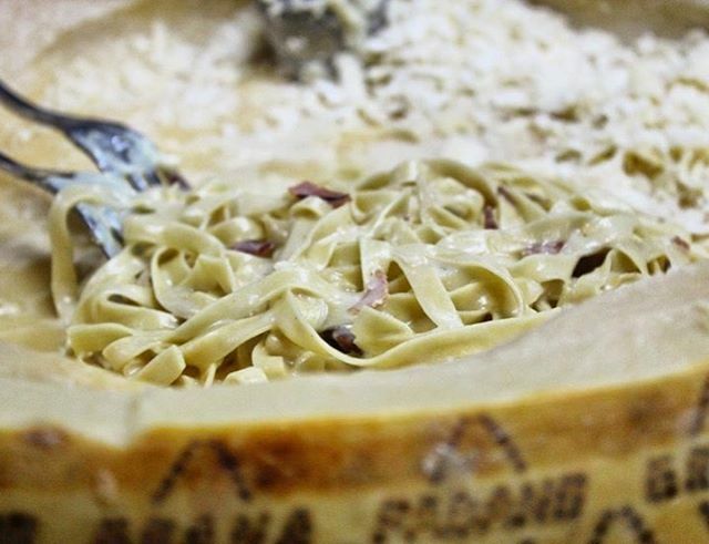 ¿Pasta para la cena? Claaaaro que si, y más si son nuestros famosos fettuccine al #GranaPadano con prosciutto 🤤 #VenA <a href="/pazzoristorante/">Pazzo Ristorante</a>