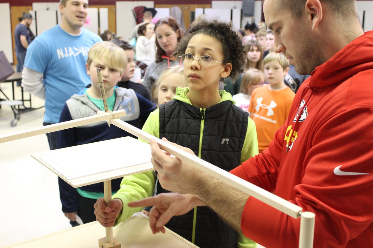 R31Official's tweet photo. The @RollaMiddle Family STEAM Night was a huge success! Around 1,000 people filled the halls of RMS to learn and have fun with students, staff members, and guest presenters; dozens of STEAM exhibits,hands-on activities,and a living wax museum of historical figures. #RollaBulldogs https://t.co/QWiN3ojyjG