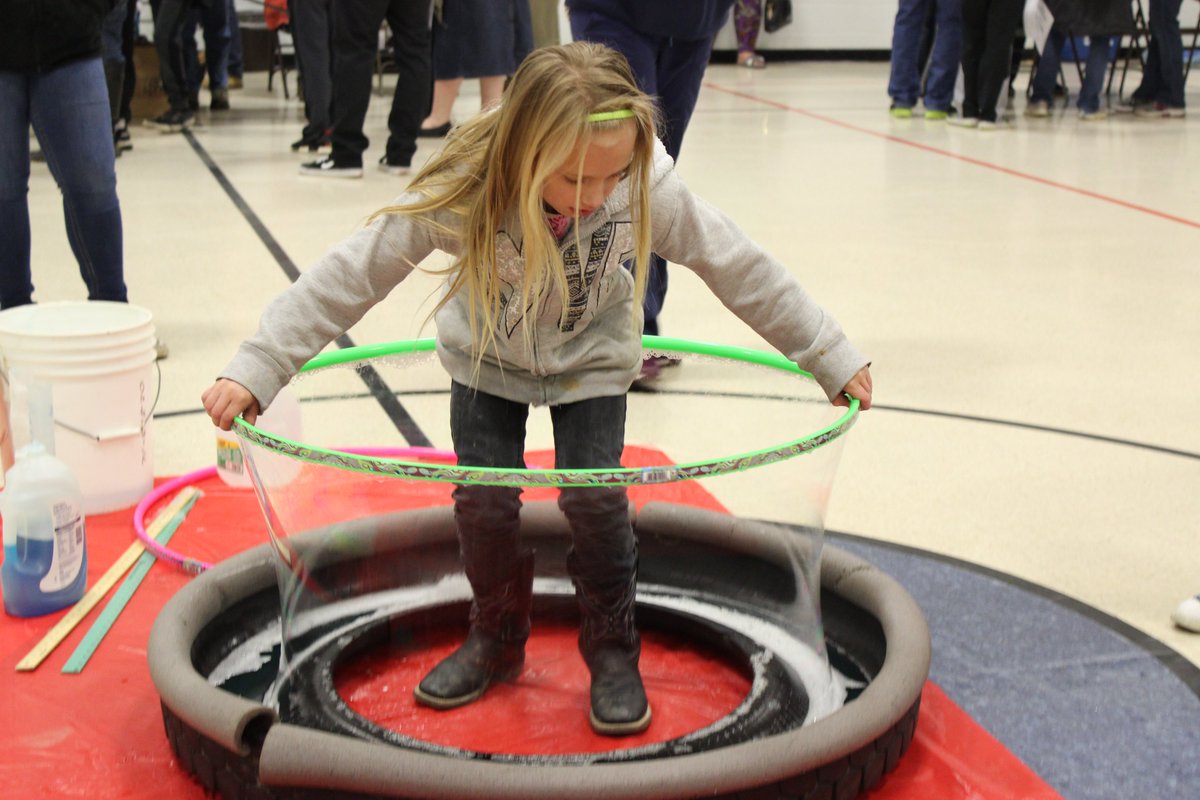 R31Official's tweet photo. The @RollaMiddle Family STEAM Night was a huge success! Around 1,000 people filled the halls of RMS to learn and have fun with students, staff members, and guest presenters; dozens of STEAM exhibits,hands-on activities,and a living wax museum of historical figures. #RollaBulldogs https://t.co/QWiN3ojyjG