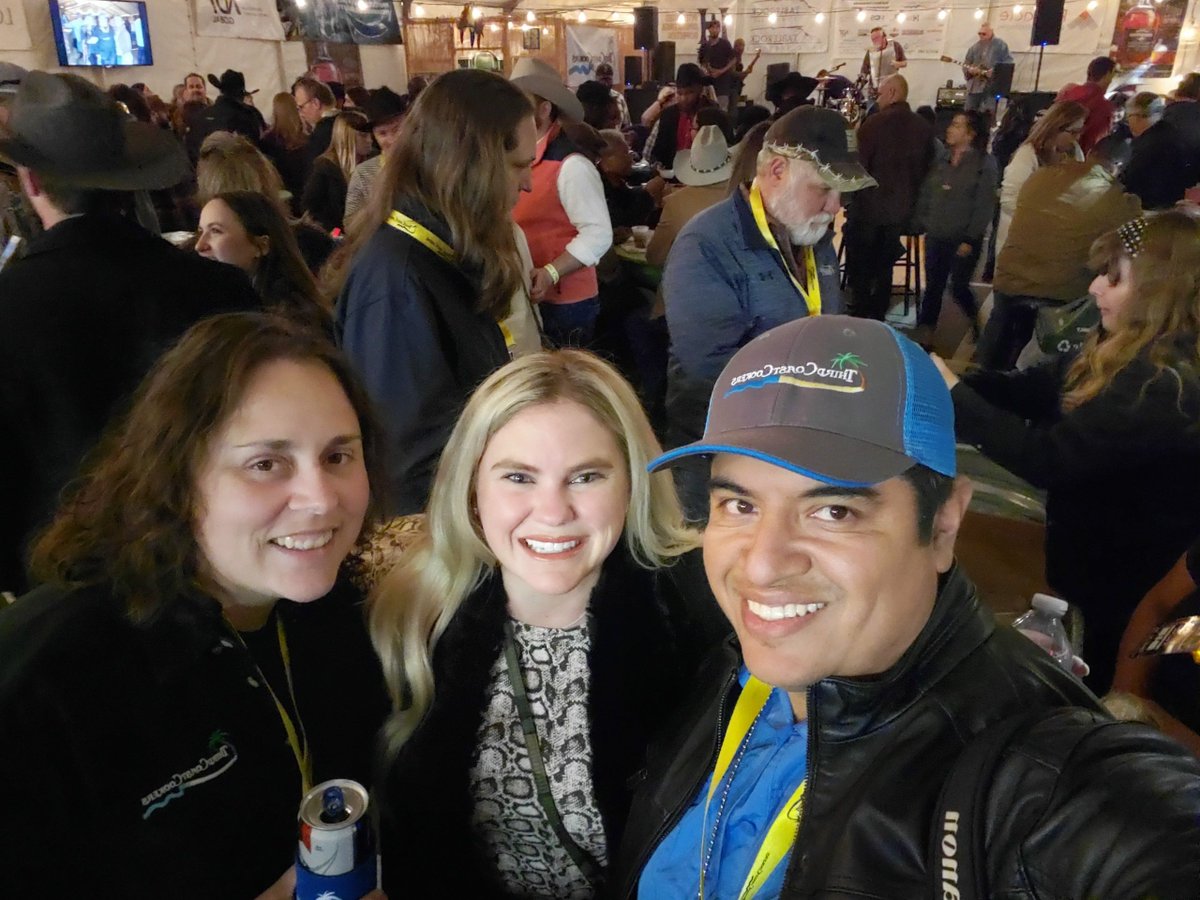 VoyantComm's tweet photo. What a great night at the Houston Rodeo with our terrific partner, #Azteck Technology Group - so much fun networking & enjoying delicious BBQ compliments of #Third Coast Cooker! Special thanks for Armando Chavez & his lovely wife, Marla, for inviting us.
#UCaas #SipTrunking #Fax https://t.co/lEKsy5vmUK