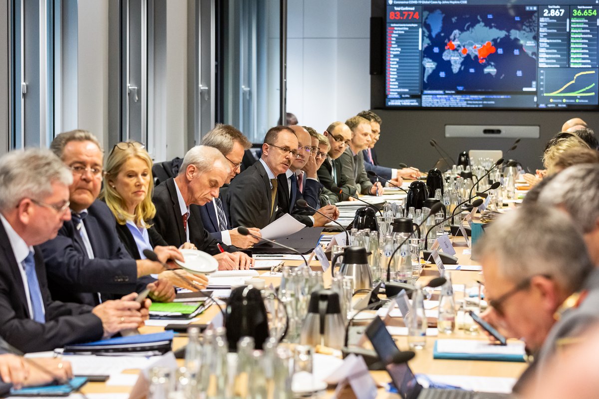 Der Krisenstab von <a href="/BMG_Bund/">Bundesgesundheitsministerium</a> &amp; <a href="/BMI_Bund/">Bundesministerium des Innern</a> hat weitere Beschlüsse gegen das #Coronavirus gefasst. Die Maßnahmen im grenzüberschreitenden Verkehr werden auf sämtlichen Verkehrswegen intensiviert &amp; Prinzipien zur Risikobewertung von Großveranstaltungen beschlossen.