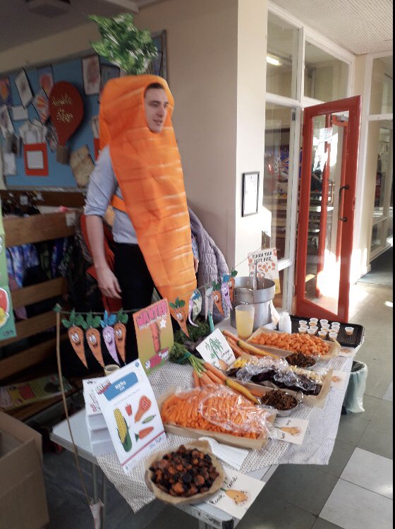 Children at @Ousebank met Chris the Carrot this week. Let’s hope he wasn’t munched ! Great @VegPowerUK table as well for the children to enjoy #EatThemToDefeatThem