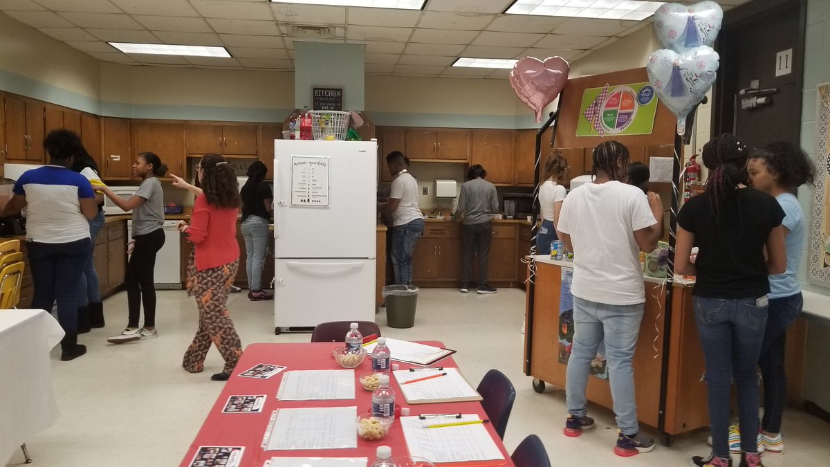 aboyd_steam's tweet photo. Professional presentations w/ nutrition, advertising, menus &amp; branding were shown before tasting. 3 teams will now face off @ the Cultural Arts Night in March! Who will be the ultimate smoothie winner? Magical Sunset, Smoothie Explosion or Groovy Smoothie? #authenticandconnected https://t.co/WSo2pQg75w