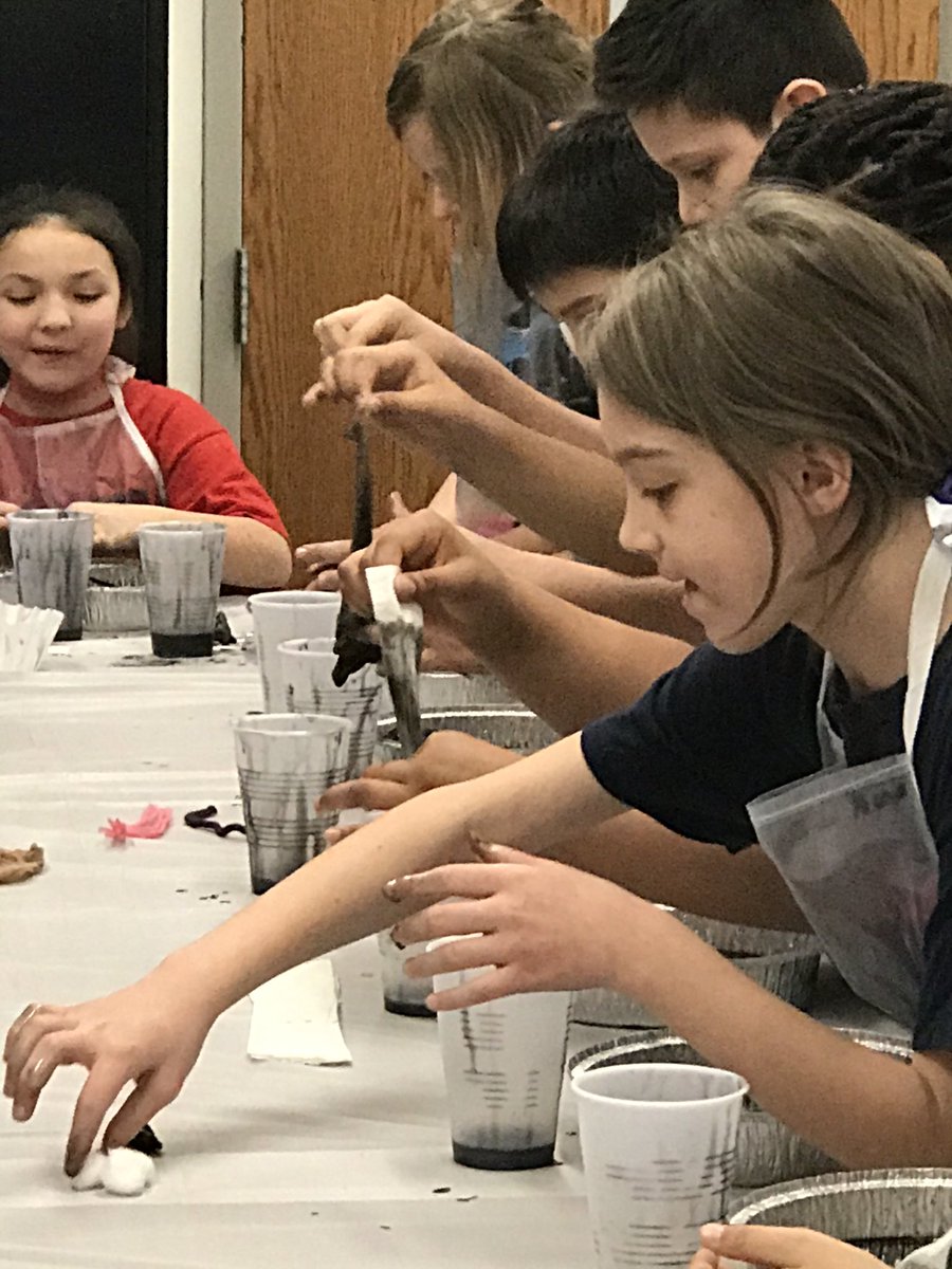 JenniferMosie10's tweet photo. Ms. Erdos’ fourth grade class is trying to clean up the simulated oil spill trying 8 different materials.
#Icallthetime, #IC1920, @IC_Explorers, OnlyatIC, #pictureperfectscience https://t.co/KmmVHJwIP9