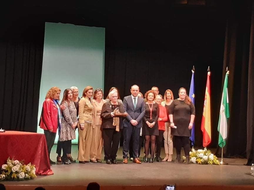 bibliocastil's tweet photo. Emocionados y muy agradecidos por el premio Castriel recibido hoy en reconocimiento a nuestro Club de Lectura “Más que Palabras” de manos del Ayuntamiento Castilblanco.
Orgullos de esta gran familia que hemos ido formando a lo largo de los años. #DiaDeAndalucia https://t.co/2A6djoFuSL