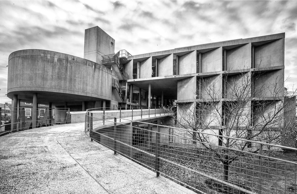 compared to some colleges, there's surprisingly little major modern stuff at Harvard, and only one actually listed modern building - but it is a major one. the Carpenter Center (1963) is the only Le Corbusier building in North America: