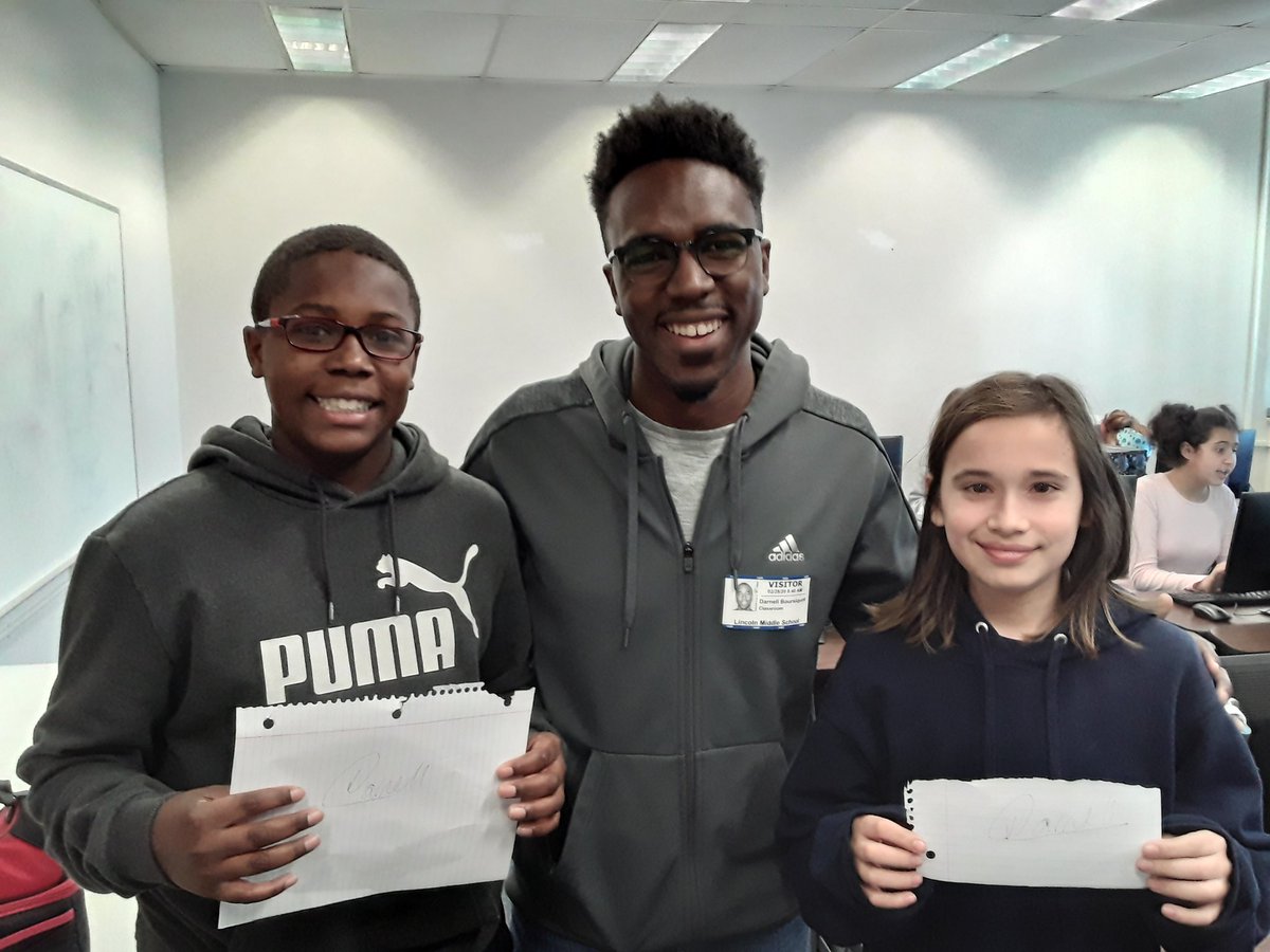Bringing STEM superstars to middle school (autographs and all). #lincolnterriers <a href="/DarnellB29/">Darnell Boursiquot</a> <a href="/docbrownuf/">Julie Brown (she/her)</a> <a href="/UF_COE/">UF College of Education</a> <a href="/AlgebraNationFL/">Algebra Nation</a> 
Project CREST in action.