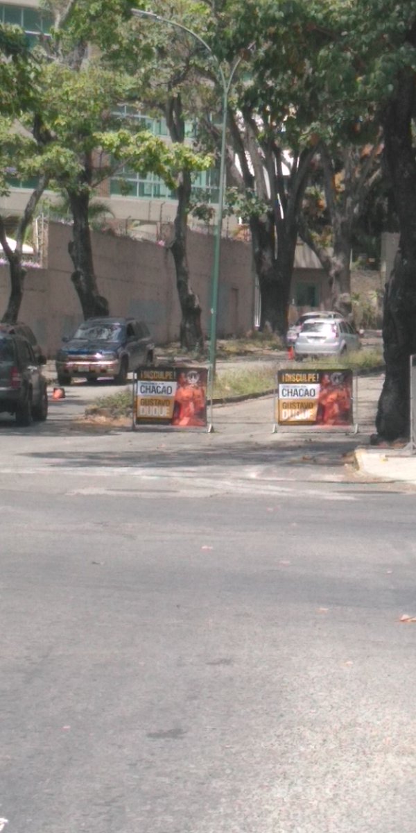 chacho1286's tweet photo. #28Feb #ATENCIÓN cierre vial por labores de mantenimiento vial en la Av ppal de la castellana sentido boyaca altura primera transversal  habilitado un canal en doble sentido genera retraso 12:17pm @FMCENTER @traffiCARACAS @tumototrafico https://t.co/lH0ig4KXMx