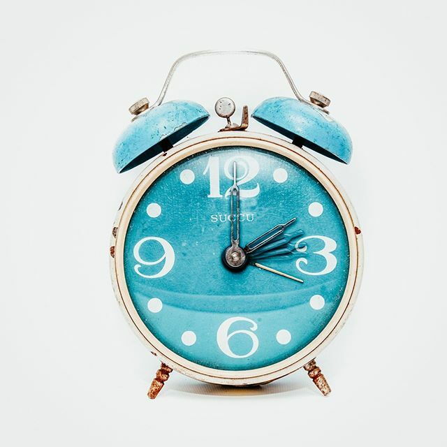 SeasideSleep's tweet photo. On March 10th, we will move our clocks one hour ahead.  So what does that mean?  A 6am wake up time will really be 7am, right?  Not necessarily.  For those of us who have early risers, they may sleep in for a day or two.  Unfortunately, our bodies will adjust to the new sche… https://t.co/p2jVEhd8QY