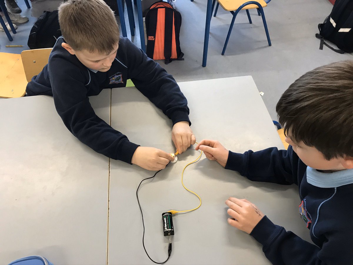 TippSTEM's tweet image. 5th class @gaelscoildurlas making circuits and learning about electricity prior to using the @pascoscientific voltage sensor #Stem #DigitalCluster @cbsthurles @PDSTPrimarySTEM