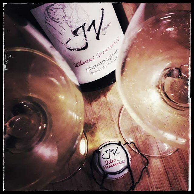 #friday night is #SilexusSezannensis time 😍 Pure #Chardonnay #champagne from the #CoteauxDuSézannais... #blancdeblancs #delicious #champagnelife #instawine #instachampagne #champagnedevigneron #growerchampagne #tasting #lifestyle #dégustation #terroi… ift.tt/32AXINH