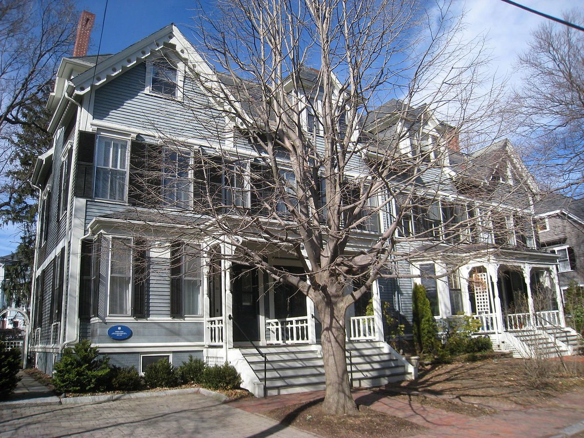 the other things university towns are always good for are the random homes of famous people, of course. on the left, ee cummings' house: on the right, Robert Frost's.