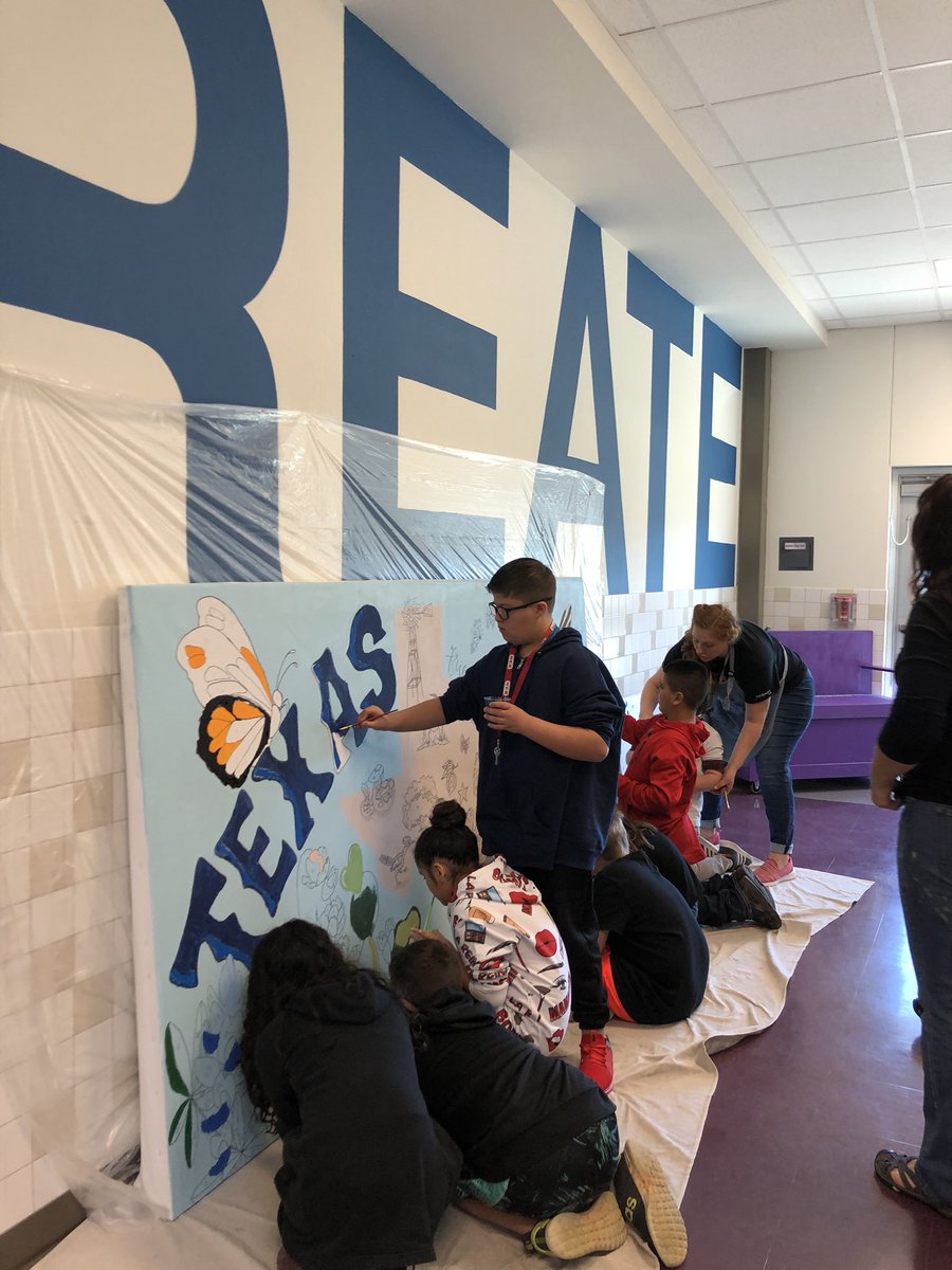 ColtElementary's tweet photo. 4th grade painting a Texas mural STEAM Day @ColtElementary  #coltlives212 #coltriseup https://t.co/YRSyiR2OPa