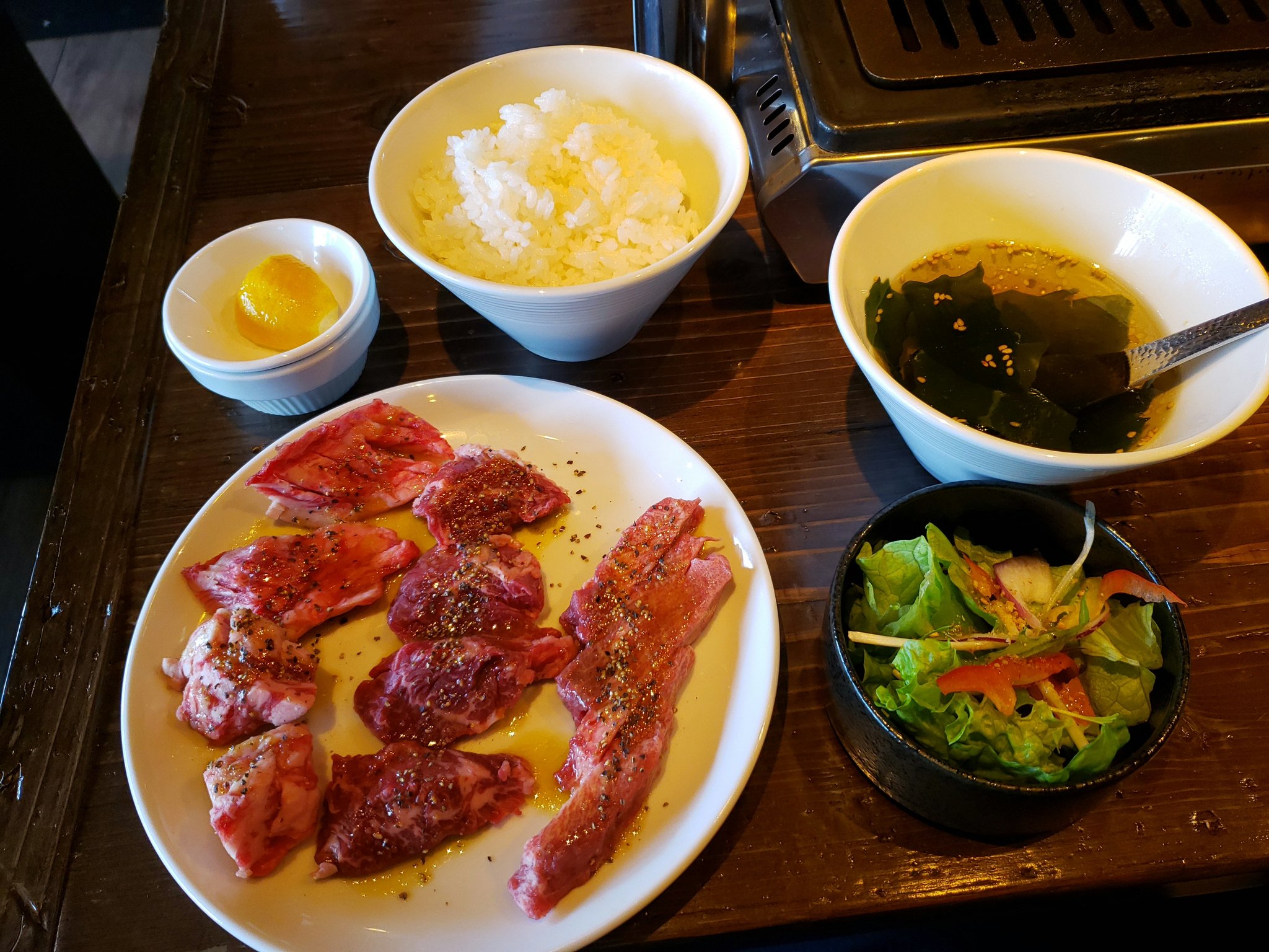 御成門プログラマーのグルメ記録 ニクアザブ Niku Azabu 新橋gems店 王道ランチ 牛タン ハラミ カルビ ちょっと贅沢な焼肉ランチ 店内の内装もきれいでおしゃれ 肉も美味しい 最高ですね 焼肉 新橋ランチ 新橋グルメ カルビ ハラミ