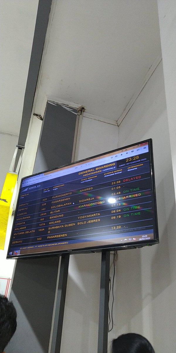 junita35's tweet photo. Biasanya 1 jam sebelum sudah boleh masuk. Tapi ini delay dan masih menunggu diluar. @KAI121 
Kereta serayu tujuan pasar senen https://t.co/MIUFTpIOXO