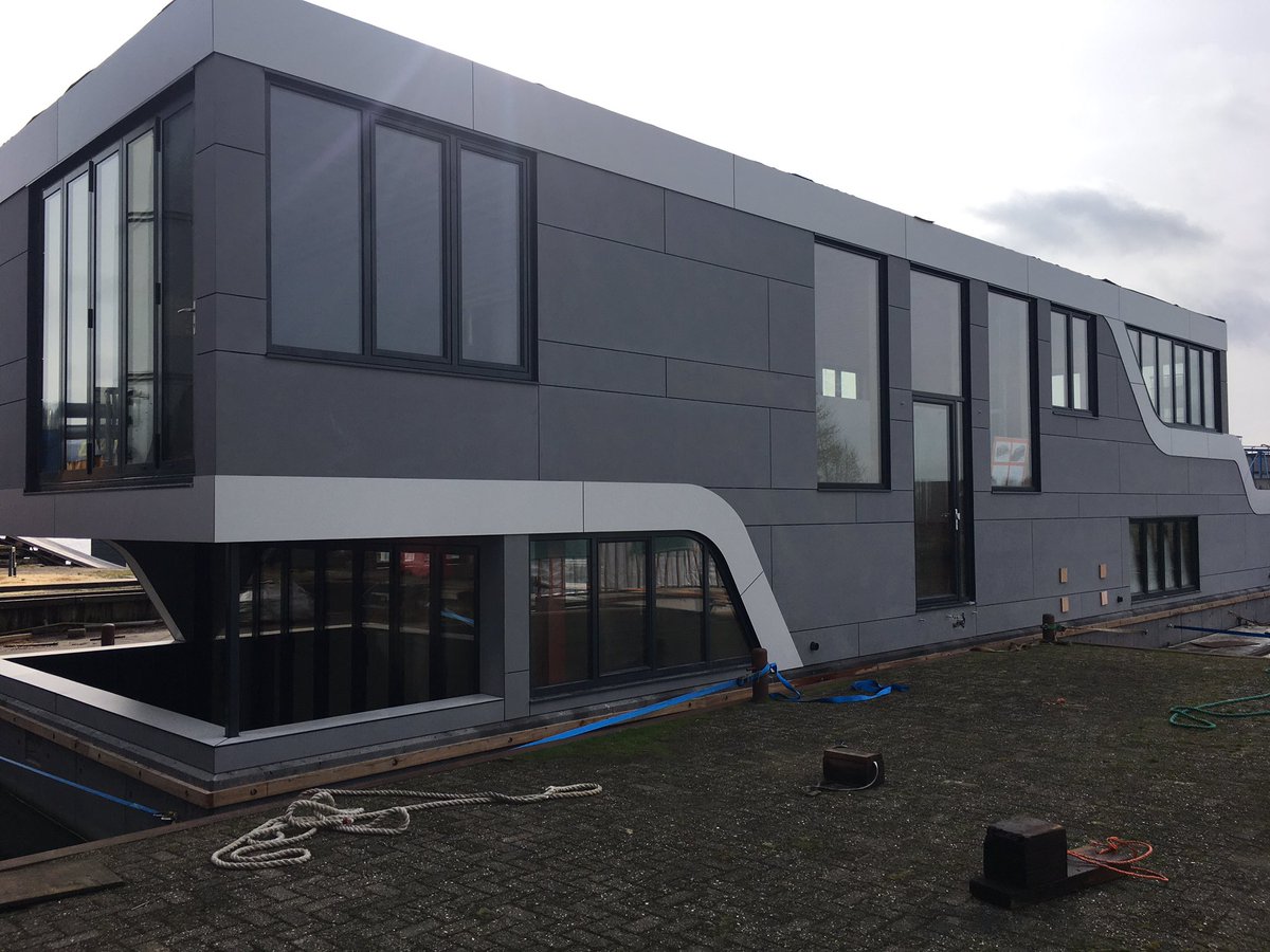 Boemerang1's tweet photo. In #Hardenberg worden mooie #woonarken gebouwd de grote grijze ark gaat binnenkort naar #Londen #Oranjearkenbouw hij gaat met sleepboten eerst naar de #Eemshaven en wordt daar op een transportschip geladen de ark weegt 160 ton en komt in de #Theems te liggen https://t.co/3T4RsX2zqX