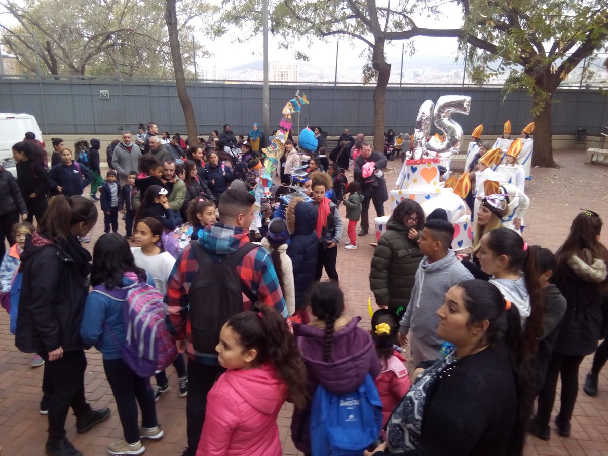 Comunitaria_SC's tweet photo. Iniciem la rua de l'enterrament de la sardina de la Serra d'en Mena!!!! #projecteici #serramena @scgramenet @cinfants_stco @FundlaCaixaCAT @rellotgexxi https://t.co/2dyKN5ZbxE