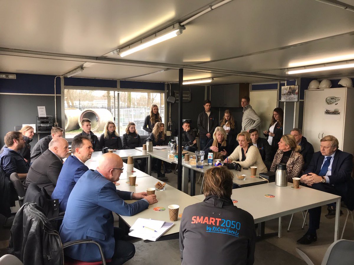 vanHijum's tweet image. Energiek team studenten van @rocvantwente geeft boost aan circulaire kantoor van #ReintenInfra in Borne, powered by @rentmeester2050. Op naar de eerste prijs bij @SCirculair! #circulareconomy