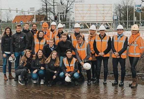 vanHijum's tweet image. Energiek team studenten van @rocvantwente geeft boost aan circulaire kantoor van #ReintenInfra in Borne, powered by @rentmeester2050. Op naar de eerste prijs bij @SCirculair! #circulareconomy