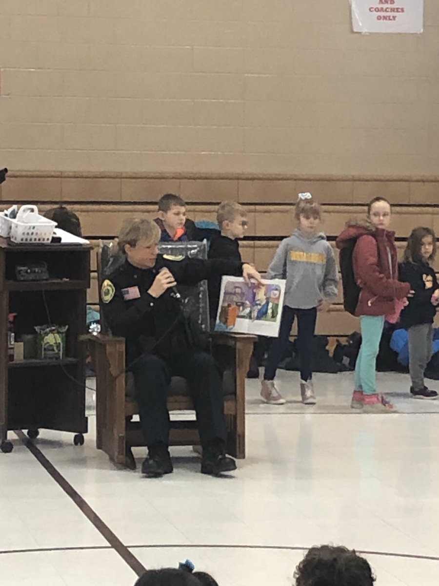TheRedbirdChirp's tweet photo. Thank you to Mrs. Eichhorn and Deputy Chief Melissa Pease for reading to our students in conjunction with our Read-a-thon.  We appreciate you spending your morning with us!! Thank you to our PTO for organizing this wonderful fundraiser!!  #raceintoreading https://t.co/r3IsXWKQN4