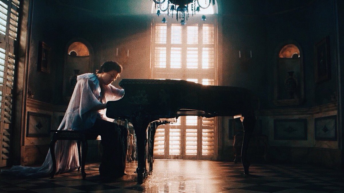 hstyIwt's tweet photo. falling music video https://t.co/uVU5Tqgqru