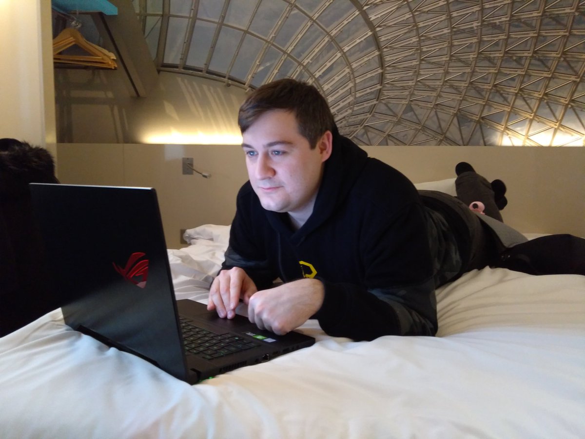 Veggie_LoL's tweet photo. Jestem w Katowicach idę zobaczyć jak tam w spodku tylko zobaczę gdzie wejście dla prasy #emocje #pustka... #smutek #ROG #ZephyrusS #GX502 https://t.co/D1wzDC0uog