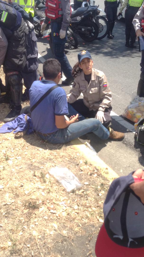 ReporteYa's tweet photo. #28Feb #PDCReporta | Se reporta un choque de motos en el distribuidor La Carlota. Uno de los conductores se encuentra en grave estado de salud. Las autoridades y paramédicos se encuentran en el lugar para trasladarlo a un centro médico. https://t.co/ziUPFcQQbz @Punto_deCorte