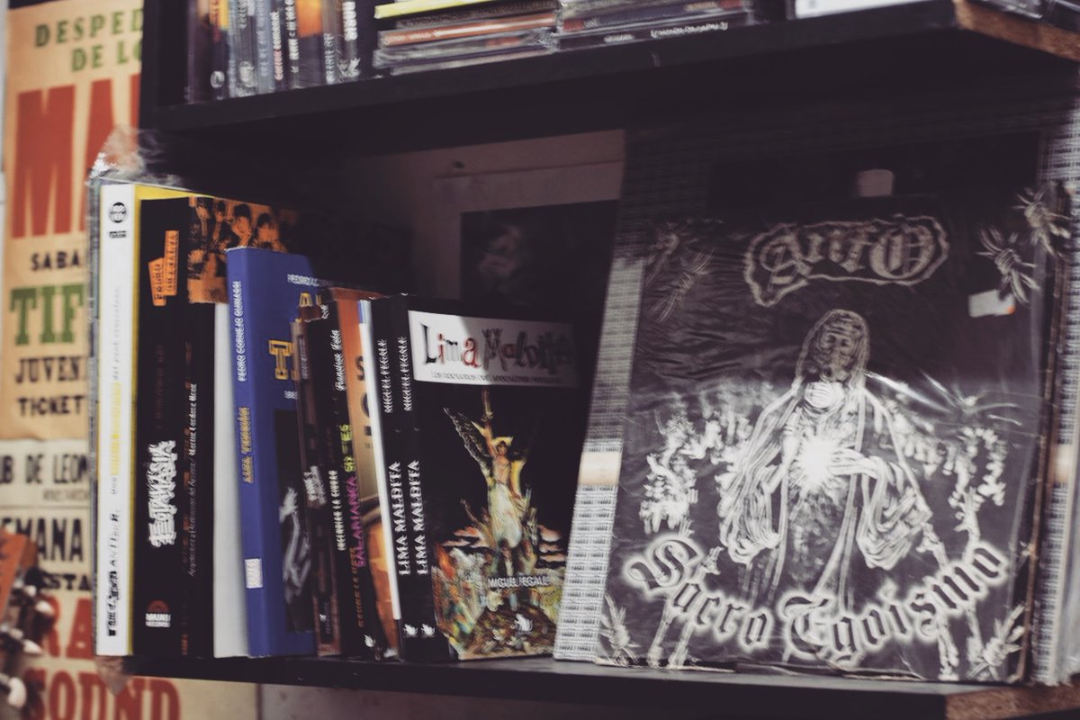 #Hoy viernes atendemos de 3 a 7 pm (solo por hoy). Recuerda que nos puedes visitar en Av Brasil 1275, 2do piso stand 71B en #GaleriasBrasil en el distrito de #JesusMaria Hacemos envíos a todo el Perú.
#RockPeruano #Lima #Perú #Musica #Anfo #libros