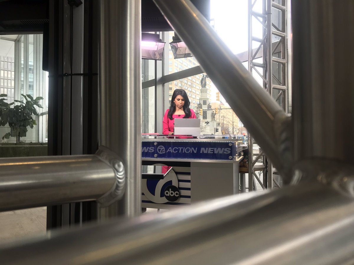 Getting ready for my last noon show ❤️❤️ Hope you can join me and my dear friend <a href="/HallyVogelWXYZ/">Hally Vogel</a> <a href="/wxyzdetroit/">WXYZ Detroit</a>