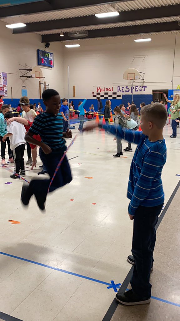 Stigs5's tweet photo. 3rd grade - loving the LONG ROPE!  #teamlowell https://t.co/WI7UMVx3Xp