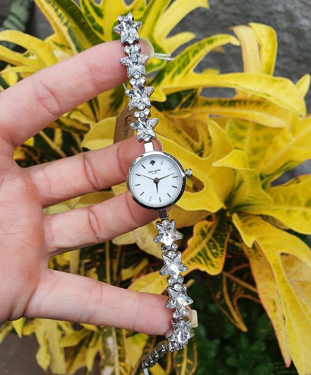 jbstorepy's tweet photo. Precio: 660.000Gs .
.
.
.
#kateSpade elegante con delicadas piedras brillantes. Para dama. Consultas al 0981340403 #jbstorepy
.
.
.
▶Productos originales con garantía 🔝
▶Aceptamos todas las tarjetas de crédito 💳
▶Descuento por pagos en efectivo 💵
▶Envíos a domicilio y a … https://t.co/bplnNsdqRM