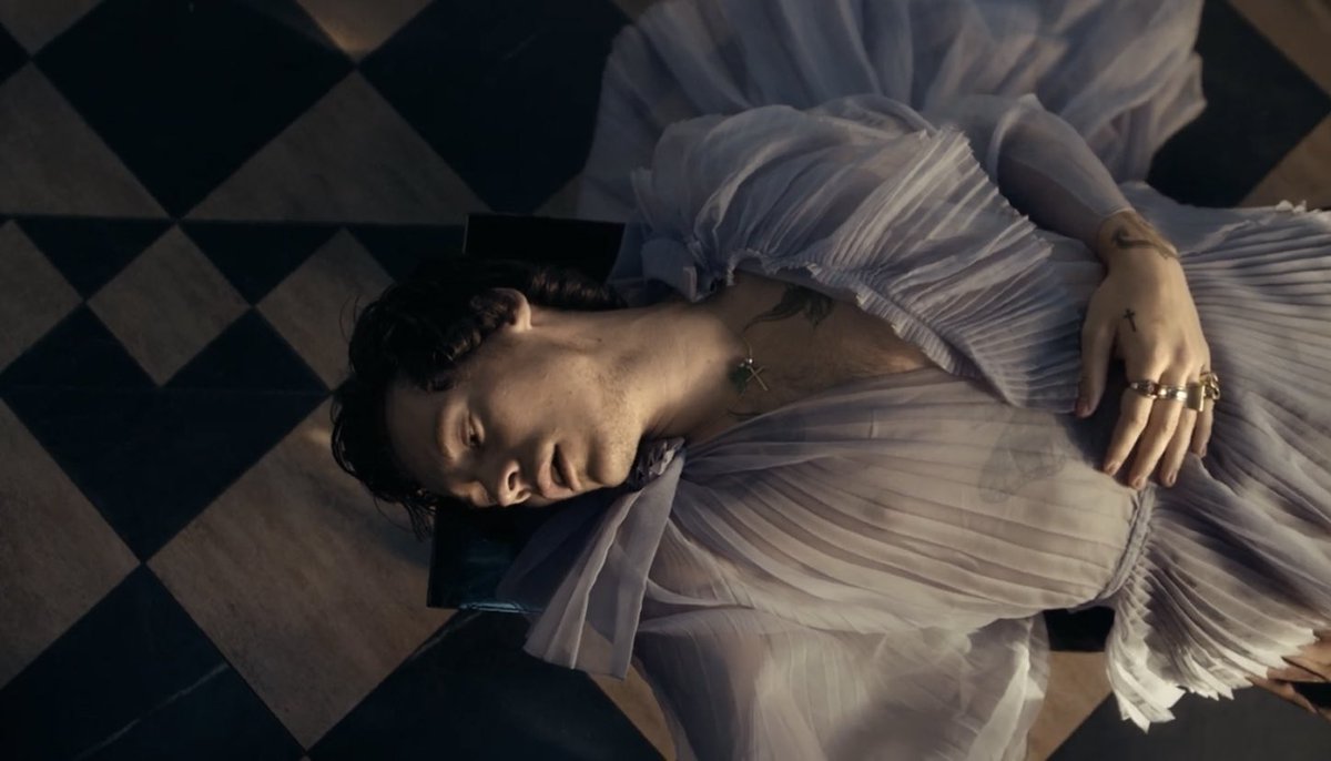 illicitaura's tweet image. The most handsome man. #FALLINGMUSICVIDEO