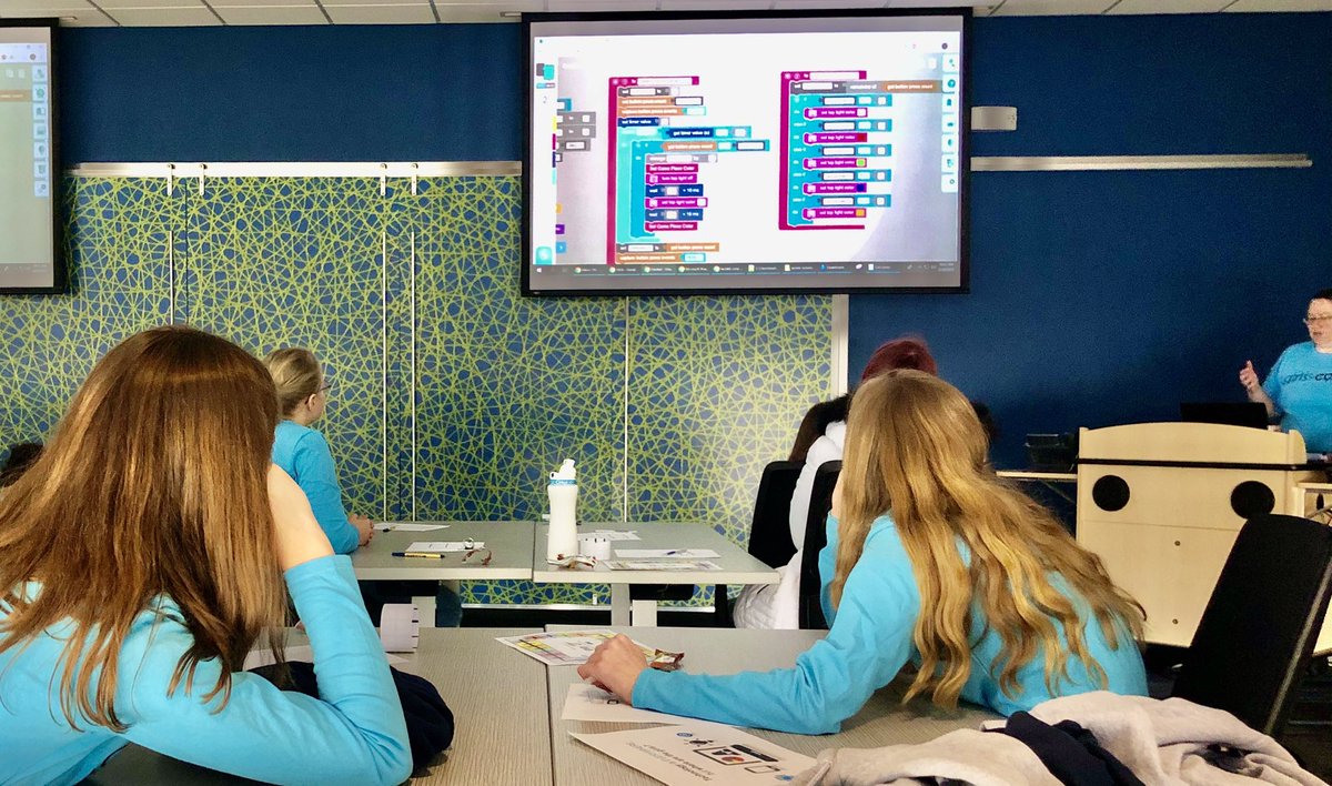 HawkeyeSTEM's tweet photo. Drag &amp; drop GirlsCODE programming lesson via Ozoblocky. #girlprogrammers ⁦@jeffdieken⁩ @AnthonyDVoss⁩ https://t.co/YV7zl15W1h