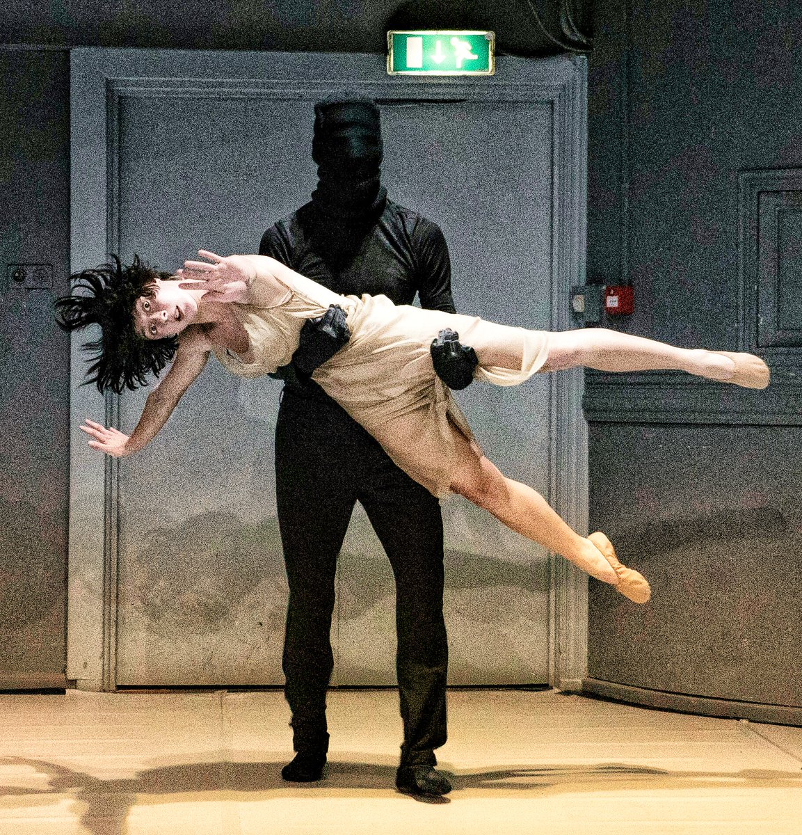 Danzare con le ombre. Danzare con l'anima.
#SpringofDance: una due giorni dedicata alla #danzacontemporanea con #PaolaLattanzi #EmioGreco #ErikaSilgoner.
14-15 marzo.
#Forzanaturale #milano #danza #teatro @dancehauspiù